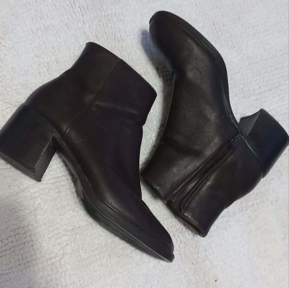 Vintage G.H. Bass & Co. Boots size 7 real leather heeled boots